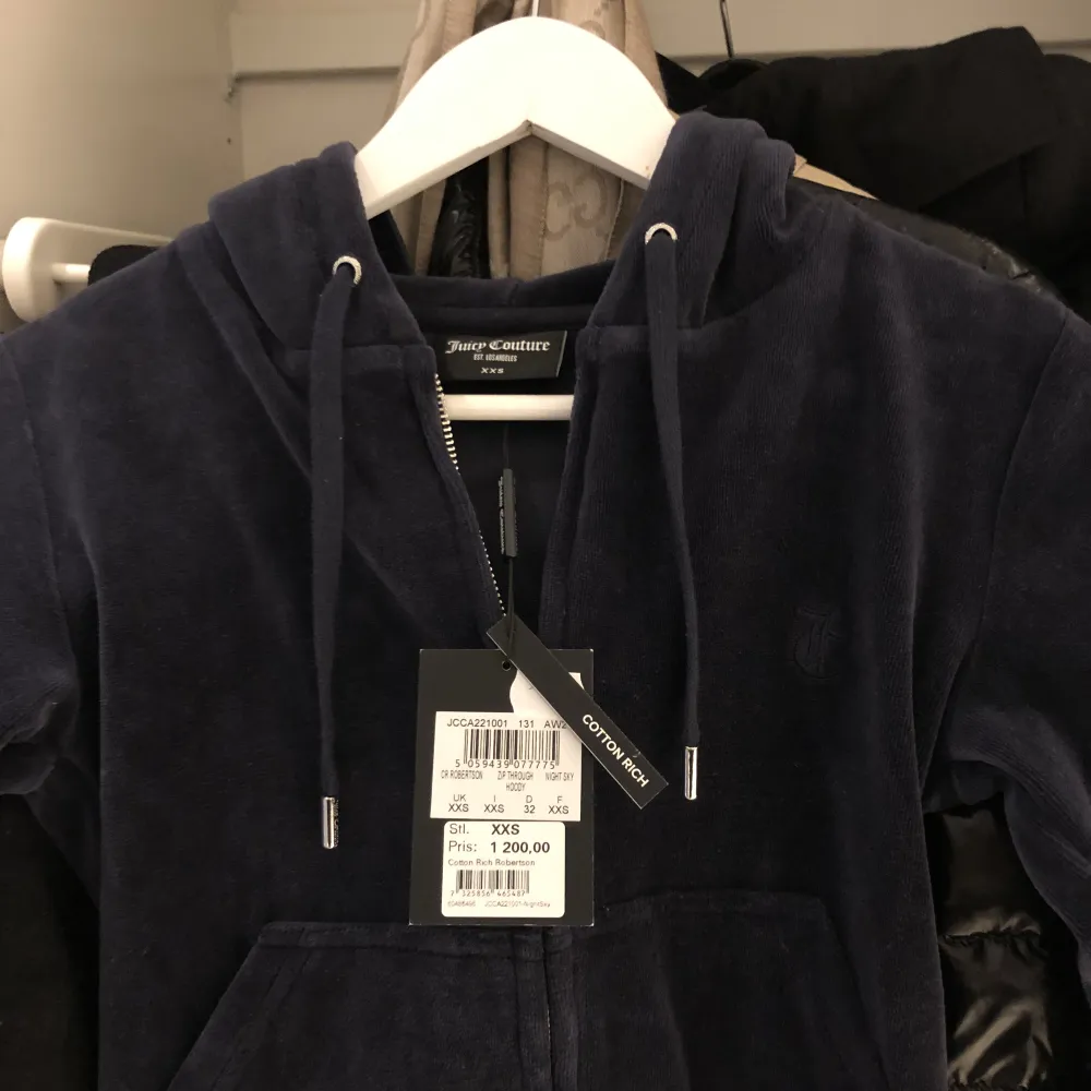 Hej, säljer en marinblå Juicy hoodie i storlek XXS. Helt ny med tags på. Kom med bud, vid snabb och smidig affär kan jag gå ned i pris! ❤️. Hoodies.