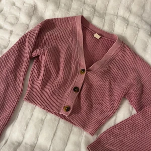 Urban outfitters  - Söt cardigan från Urban outfitters, är som helt ny. Storlek s på en storlek m, så skulle passa xs - s. Pris kan diskuteras 