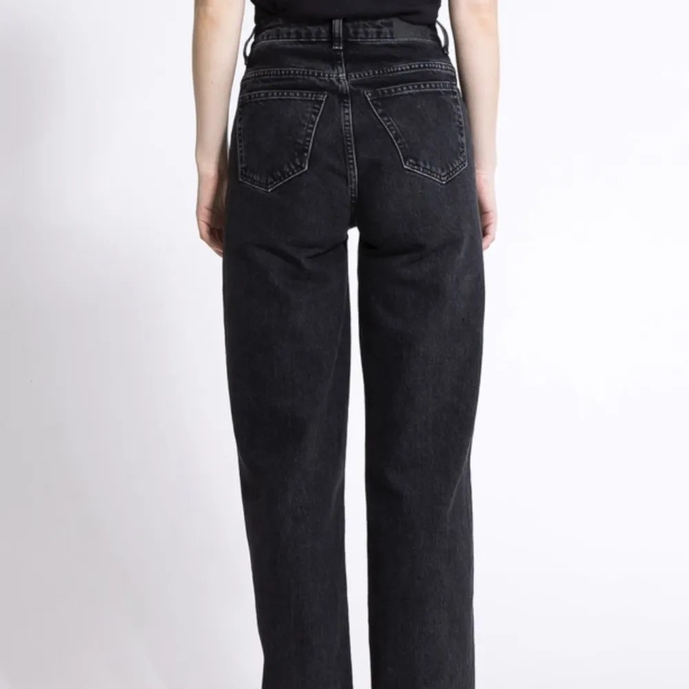 Superfina svarta jeans i bra skick och kvalite👌🏽👌🏽🖤. Jeans & Byxor.