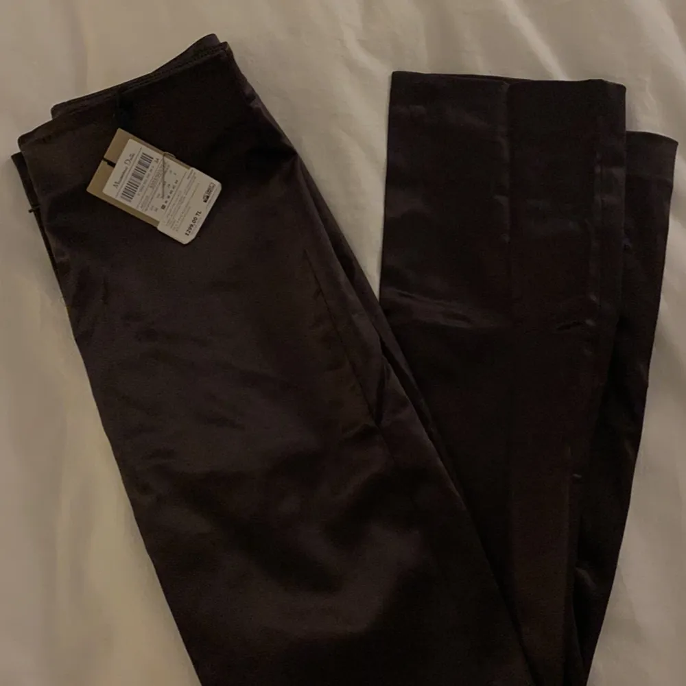 Raka chokladbruna kostymbyxor med slits längst ner från Massimo Dutti, aldrig använd med prislapp kvar🫶🏽. Jeans & Byxor.