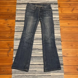 levis jeans - lågmidjade bootcut jeans, från levis. En gammal modell som inte säljs längre. Välanvända men ändå bra kvalite, dock tyvärr för små för mig