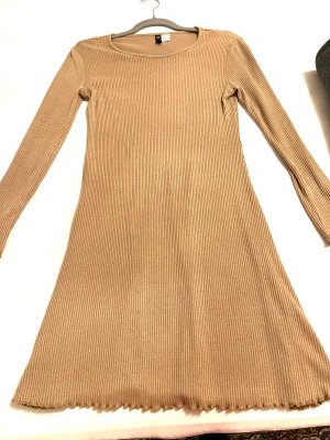 Klänning 42/44 - Säljer enligt bilderna ovan.