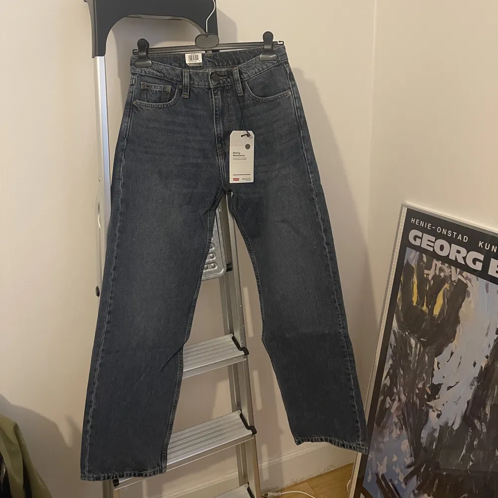 Farsdag present som ej passade, glömde returnera så hoppas jag hittar en ny ägare till dessa superfina jeans här på plick!!    OBS, första bilden är ej samma tvätt, utan bara så man ser hur den sitter på!! . Jeans & Byxor.