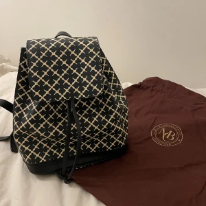 By Malene Birger ryggsäck  - By Malene Birger ryggsäck, oanvänd i nyskick. Dustbag tillkommer. Finns i Stockholm, Täby. Fraktar ej 