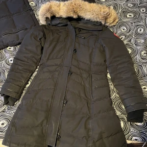 Vinterjacka  - Har även en lång modell utav canada goose jackan ( Lorette Parka). Inte heller säker på om den är äkta men pälsen är det. En aning solblekt och några slitningar här och där.Blivit för liten den med. 