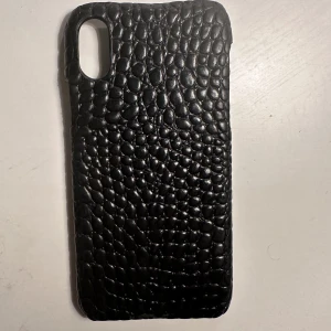 Coolt skal från Other Stories - Säljer ett super coolt svart ormskinns skal från other stories till IPhone X. Nypris 199kr säljes för 20kr💗