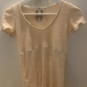 Topp Lely wood - Ljusrosa tröja från Lely wood, säljer på grund av att den inte kommer till användning.