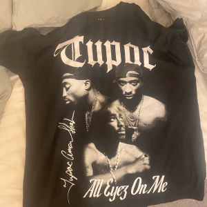 2pac tröja - Säljer denna 2pac tröja pga att den är för stor för mig. Den är i man storlek och är i storlek S och tröjan beskrivs av låten ”all eyes on me”. Säljer för 270 kr💕