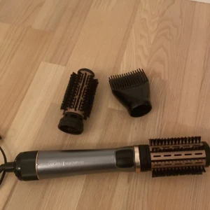 Värmeborste - En helt ny värmeborste ❤️Andvänd 2-3 gånger ungefär så mycket bra skick! Säljer pågrund av den inte kommer till användning längre. Frakt ingår 