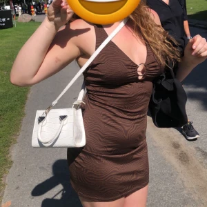 Kan gå ner i pris vid snabb affär  - Fin brun sommarklänning 