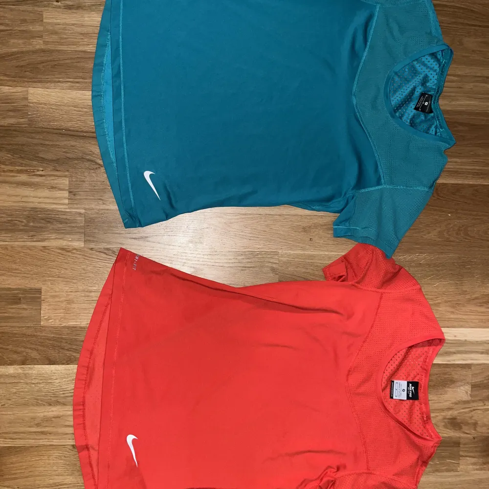 Säljer dessa training tops från NIKE PRO . Har använt den röda fåtal ggr och den gröna är helt nya. Två per pack❤️. T-shirts.