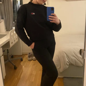Tommy hilfiger svart sweatshirt - Snygg, lite croppas och svart sweatshirt från Tommy jeans, köpt från Nelly.com. Tyvärr för liten för mig. Det är storlek S och den är true to size. Bra skick, inga fläckar eller andra slitningar då den inte är använd så mycket.😊 Frakt ingår ej. 