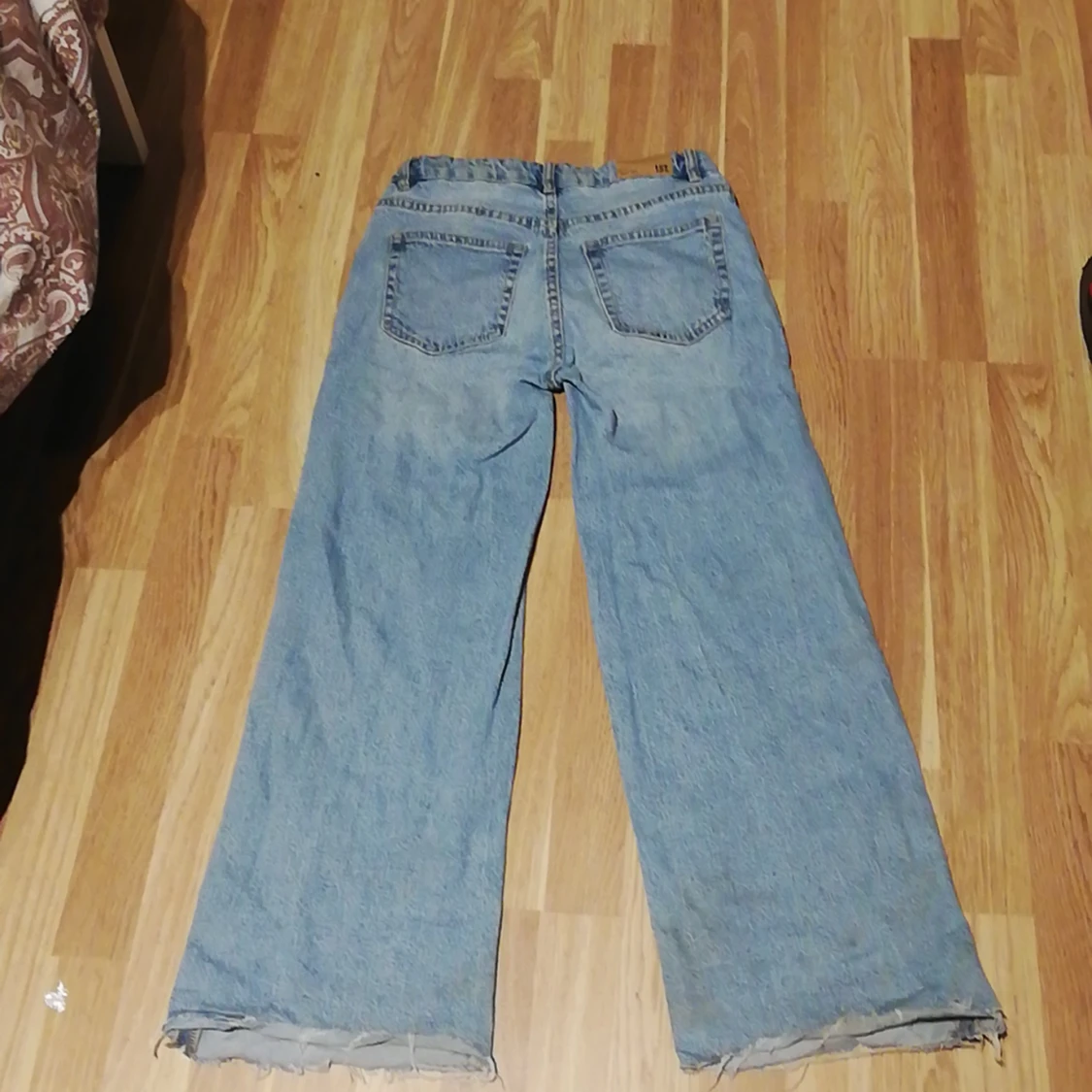 Blå utsvängda jeans strl xs  - 90