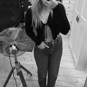 Ribbad tröja men snörning fram - Ribbad tröja i storlek M från NA-KD. Det är snörning fram och  tröjan är endast använd någon gång då den inte kom till användning (Dvs nyskick).