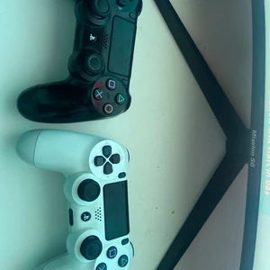 2st ps4 kontrollers - nästan helt nya och fungerar exakt som de ska!