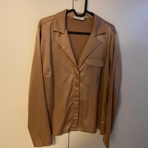 Sidendress från NA-KD - Köpte denna underbara dress från NAKD för ca ett halvår sedan. Men då jag rasat i vikt badar jag i dressen tyvärr. Använda 2 ggr  Har en ficka på vadera ben.