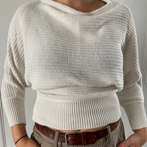 Vit stickad tröja  - En vit stickad tröja i snygg modell🤍