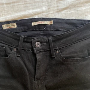 Levis bootcut storlek 25 - Levis jenas i storlek 25 i modellen bootcut. Säljer för de är för små även därför ingen bild när de sitter på. Väl använda men ändå i gott skick. Lågmidjade svarta jenas. 