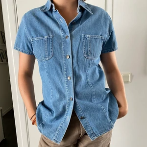 Kortärmad jeansskjorta  - En kortärmad jeansskjorta i snygg modell👍