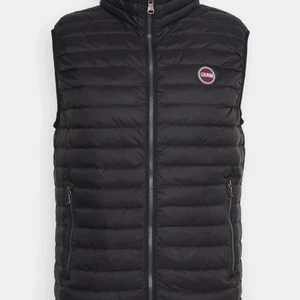 Colmar väst - Säljer nu min Colmar väst pågrund av att den aldrig kommit till användning. Som sagt, helt ny och oanvänd. Tror lappar finns kvar någonsns i hemmet så kan absolut skickas med. Köpte i vinstras för 2299 kr och säljer för 800 kr vid snabb affär.