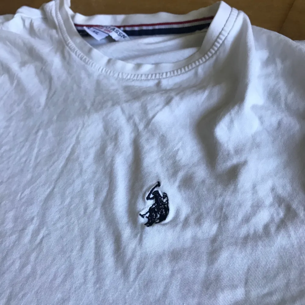 Köpte denna Polo T-shirt från KidsBrandStore för 400 kr ett tag sedan. Säljer den för 130. Den är i väldigt fint skick. Användes bara några gånger!  Länk till T-shirten:  https://kidsbrandstore.se/polo-ralph-lauren-cotton-jersey-crewneck-tee-52179/?utm_so. T-shirts.
