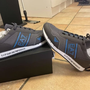 Emporio armani EA7 - Nya Emporio Armani skor säljes då dom var för små. Nypris: 2000kr säljes för 1400kr. 
