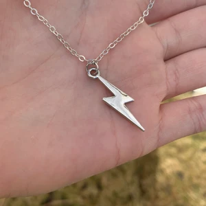 Blixthalsband 💞  - Ett silvrigt blixthalsband 🤍Kedjan kan förlängas eller kortas, fler berlocker kan läggas till men då höjs priset. Har flera stycken då jag ägde ett small business förut. -25 kr + 15 kr frakt 💗 Kan mötas upp i Täby eller så kan jag skicka det via brev🥰