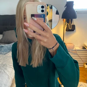 mörkgrön hoodie - jättefin hoodie med snygg passform men knappats använd och därmed är den i topp skick 125kr och köparen står för frakten 