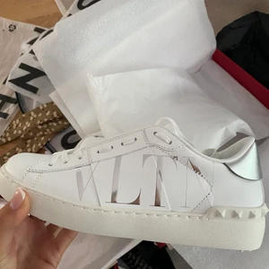 Helt nya valentino skor  - Helt nya valentino skor i storleken 38