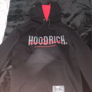 HOODRICH HOODIE - Säljer min hoodrich tröja då jag köpte för liten storlek (S) bara andvänd en gång köpte den på JD FÖR 2 dagar sedan. 