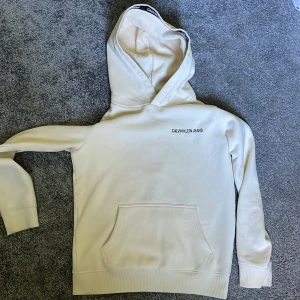 Calvin Klein hoodie - Storlek 16/S  Bra skick  Tvättad 3-4 gånger  Köparen står för frakten  