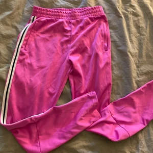 Rosa träningsbyxor - Nu säljer jag dessa snygga rosa träningsbyxorna från Firefly köpta på Intersport, storlek 158/164 (passar säkert Xxs). Dom är använda fåtal gånger/ nyskick. Jag säljer dom för 40kr + 49kr frakt! Hör gärna av er vid intresse eller frågor!💕