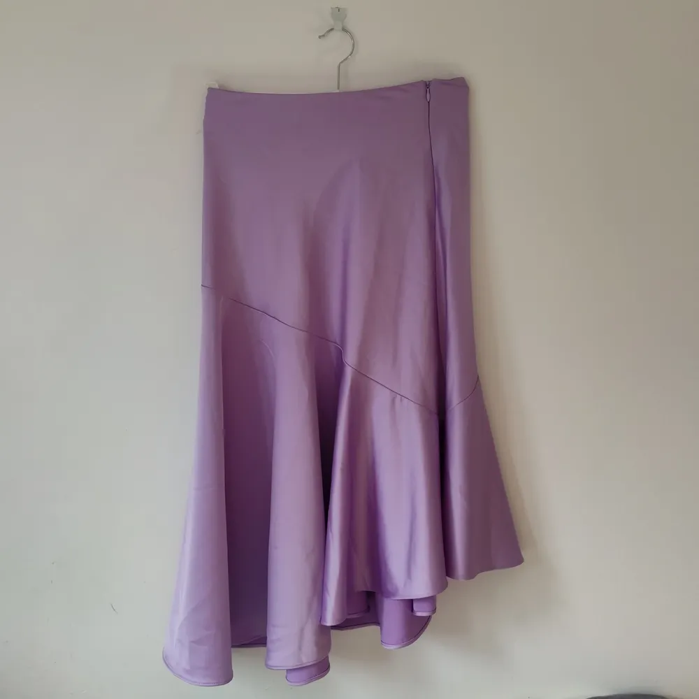 Lila kjol från monki i storlek 36. knappt använd. Kjolar.