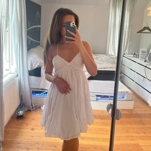 Vit klänning - Säljer min vita klänning i storlek Smal för 150kr + frakt Bara att ställa frågor om ni har🤍