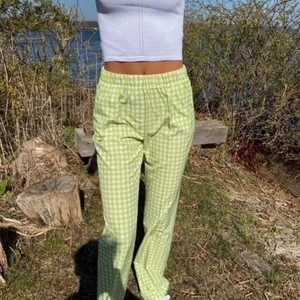 Rutiga byxor från design by si - Gula rutiga byxor från design by si. Första bilden är lite missvisande när det gäller färgen men det exakt samma modell. Storlek xs