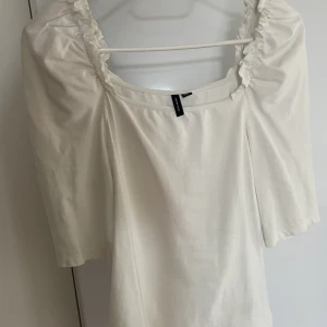 Vit topp - Säljer min vita tröja från Vero Moda. Står Xs i lappen men passar absolut S också! 