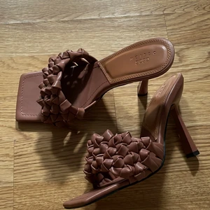 ASOS design klackar  - Snygga oanvända asos klackar. Säljer då jag inte kommer ha användning av dem längre.