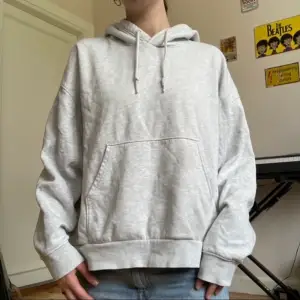 grå oversized hoodie från weekday :) Storlek L men skulle säga att den passar allt från S-L berodde på hur man vill att den ska sitta, gör gärna paketpris <3