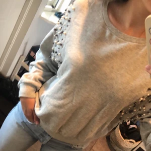 Grå swetshirt med pärlor - Gullig sweatshirt med pärlor🤩