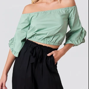 Grön off shoulder topp - Grön croppad off shoulder topp från Andrea Hedenstedts kollektion med NAKD, behöver strykas men är i gott skick🦋