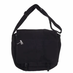 Väska  - Denna väska är väldig stor och har bra utrymme för precis allting. Datorn, kläder, allt du kan tänka dig. Jag själv har inget behov av den och den är inte så användbar för mig. Den passar också bra med olika feta outfits. 