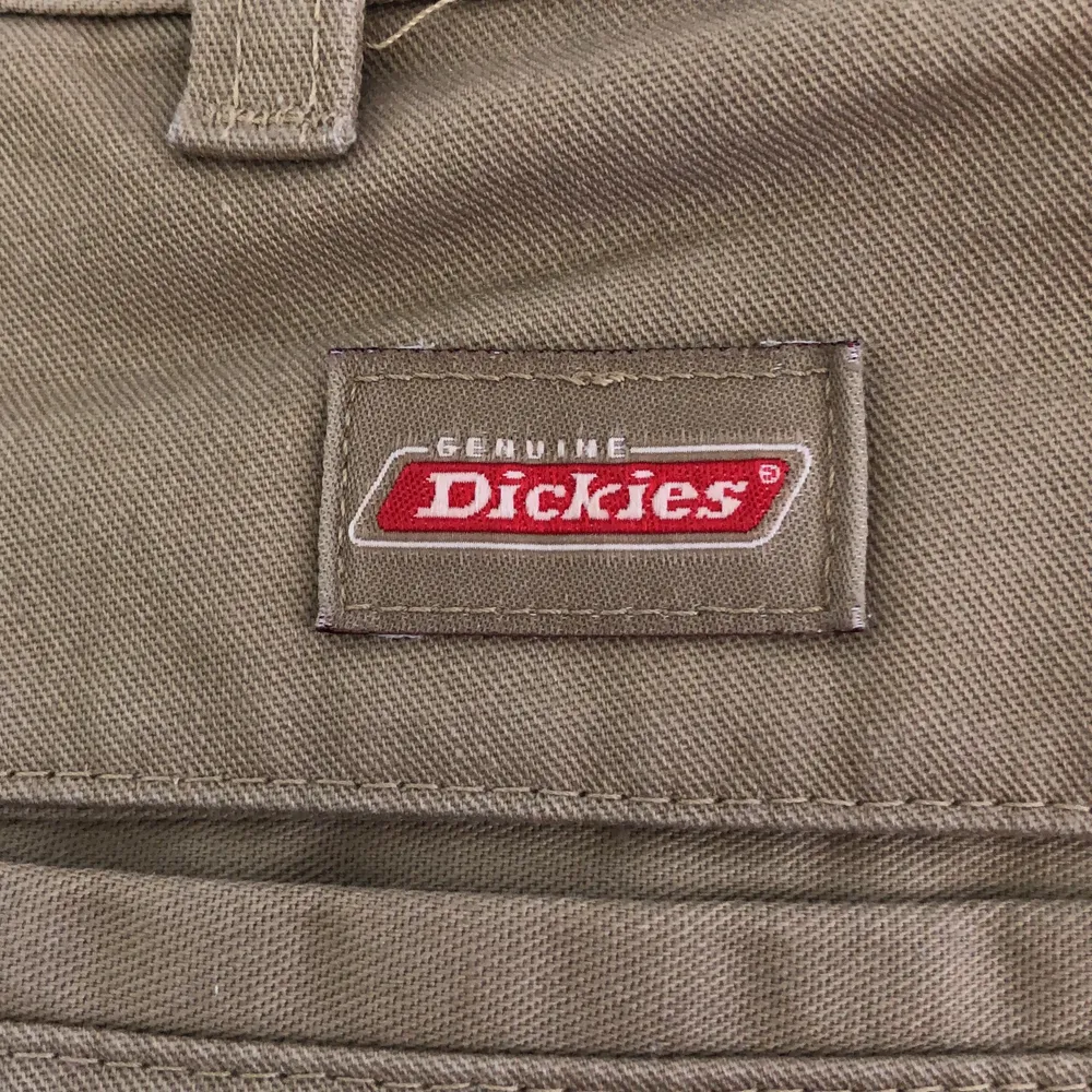 Säljer dessa vintage dickies byxor som är köpta på second hand (pop boutique). Vet inte exakt vilken storlek det är i längden men skulle gissa på 32-34, på mig som Är 175 går dom ner till fötterna. Midjemått är 72cm. . Jeans & Byxor.