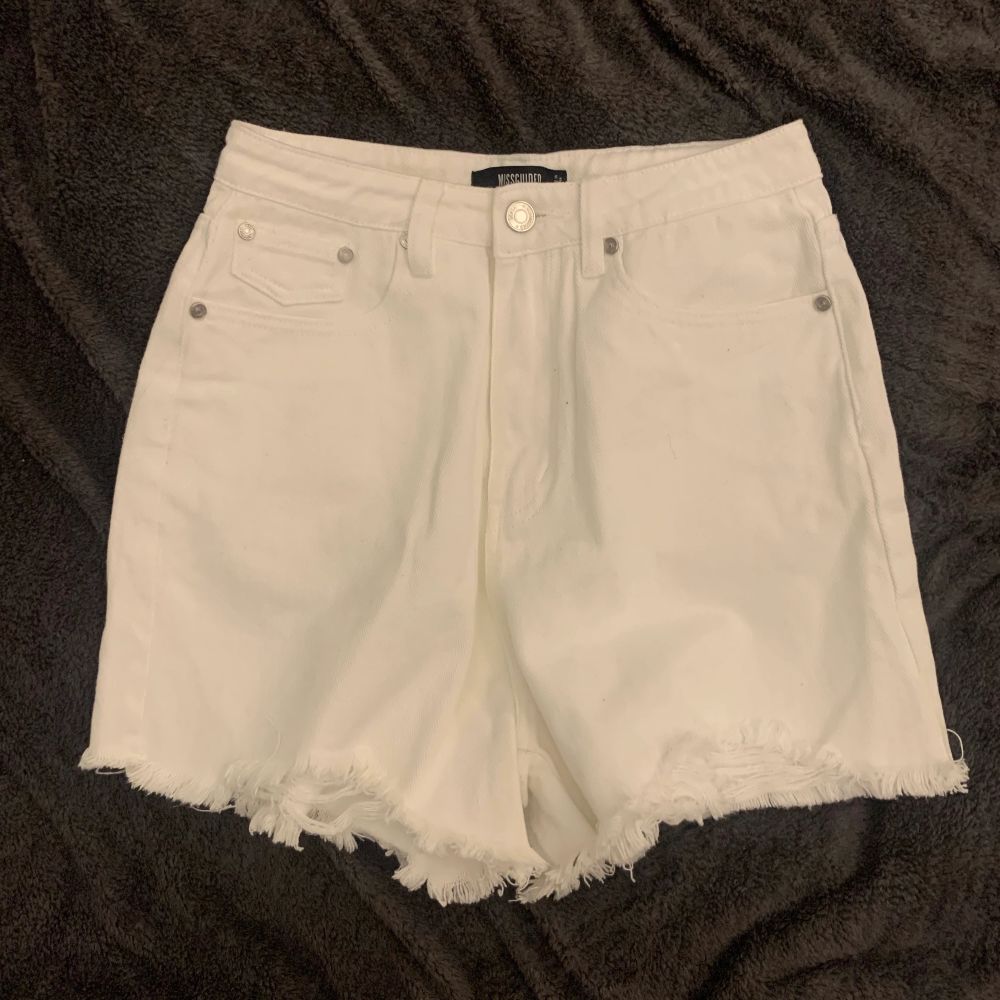 Nya högmidjade vita mom shorts från missguided i storlek 36 som tyvärr inte passade mig.. Shorts.