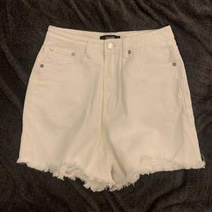 Nya högmidjade vita mom shorts från missguided i storlek 36 som tyvärr inte passade mig.