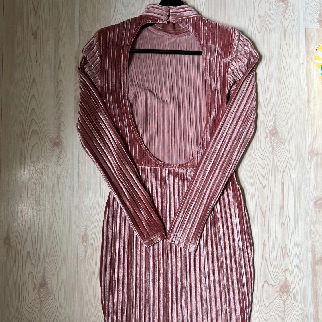 Rosa sammetsklänning Rebecca Stella  - 90