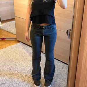 Lågmidjade jeans - Bra skick, gråa jeans med en slitning på låret och är i bootcut modell❤️ frakt:50kr Buda inte om du inte vill köpa♥️♥️♥️