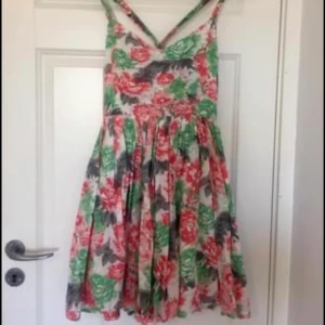 Sommarklänning från Zoul - Kort sommarklänning från Zoul i storlek 36. Klänningen är klockad. Älskar den här klänningen, men passar tyvärr inte mig längre. I fint skick fortfarande. 