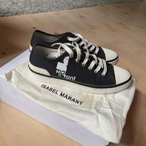 Sneakers från Isabel Marant i modellen ”Binkoo Canvas Sneakers”. Är i nyskick samt kommer med orginalbox och dustbag. Köpte dessa på NK för ett år sedan men har inte använt. Nypris 1999kr. 