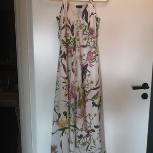 Klänning lindex  - Sommarklänning från lindex. Vadlång. Har knappt använt den och är ett sådant plagg jag inte erkänt för mig själv att jag inte kommer att använda. Hoppas det finns någon därute som vill adoptera. 