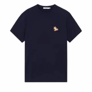 Maison kitsune t shirt - Navy blå t shirt från det franska märket maison kitsune ! Nypris på denna är 900kr storleken är small men sitter som M på mig ! Den är i bra skick!